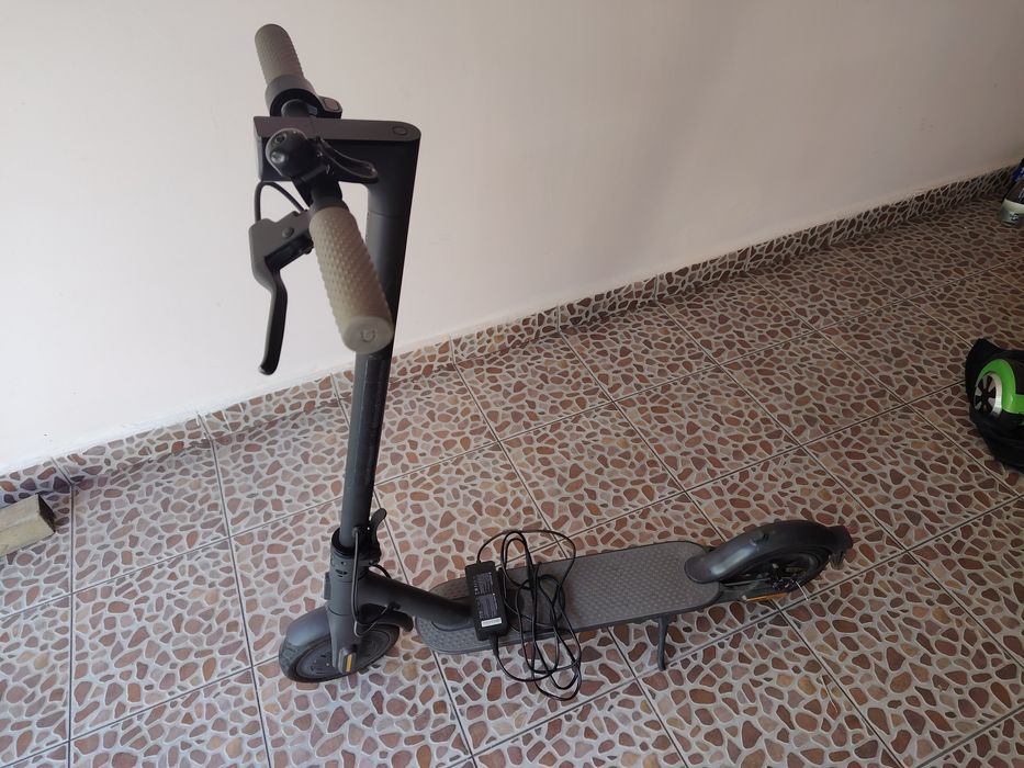 Trotineta electrica Xiaomi Mi Electric Scooter Essential