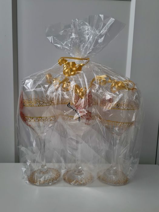 Комплект ръчно рисувани чаши за вино