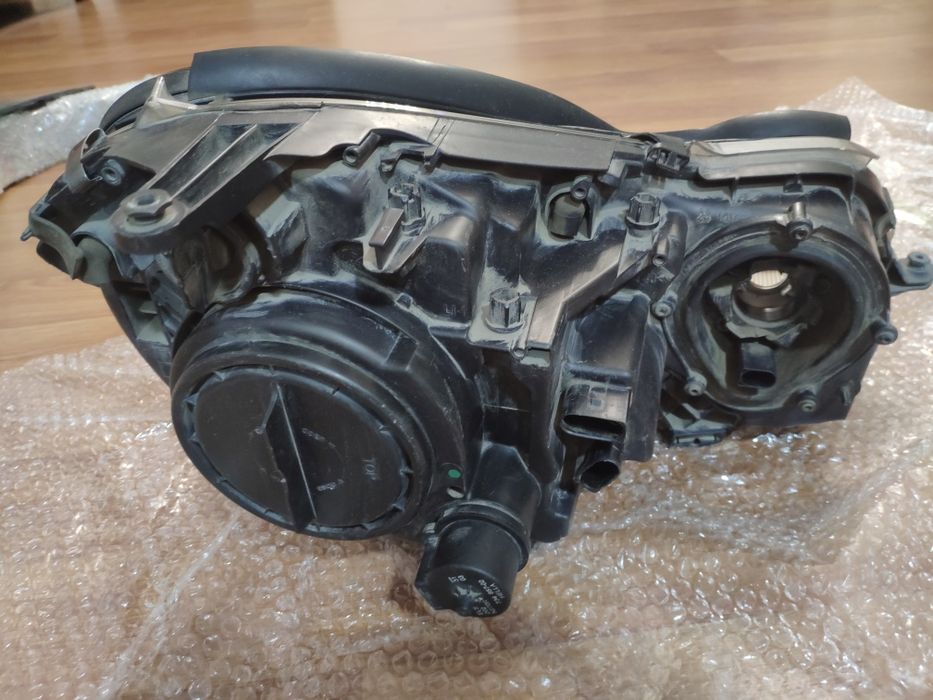 Фара и детали от бампера.