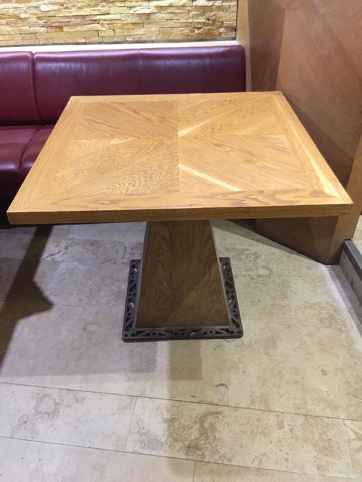 Mese din lemn cu furnir stejar si talpa din fonta gravata. .