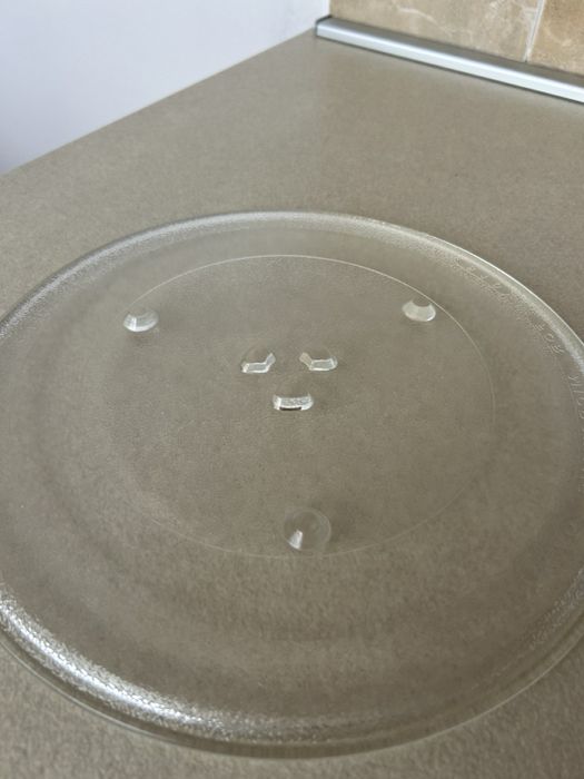 Чиния за микровълнова фурна.