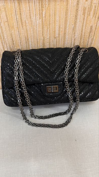 Продом кожаную сумку Шанель