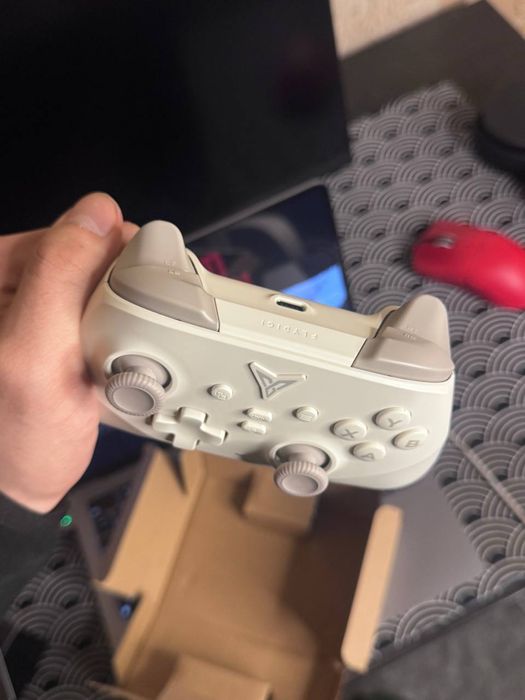 Вналичии Dune Fox геймпад