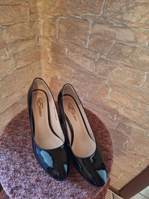 Продам новые лакированные туфли