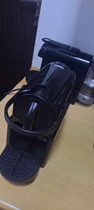 Vand aparat de cafea cu capsule nespresso nou in cutie