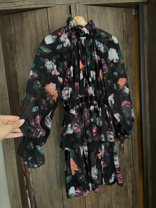 Черна рокля с цветя