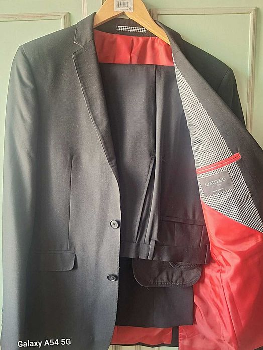 Costum de bărbați în mărimea 46-48, de culoare antracit, confecționat din lână de vară. Potrivit pentru o festivitate sau un banchet.