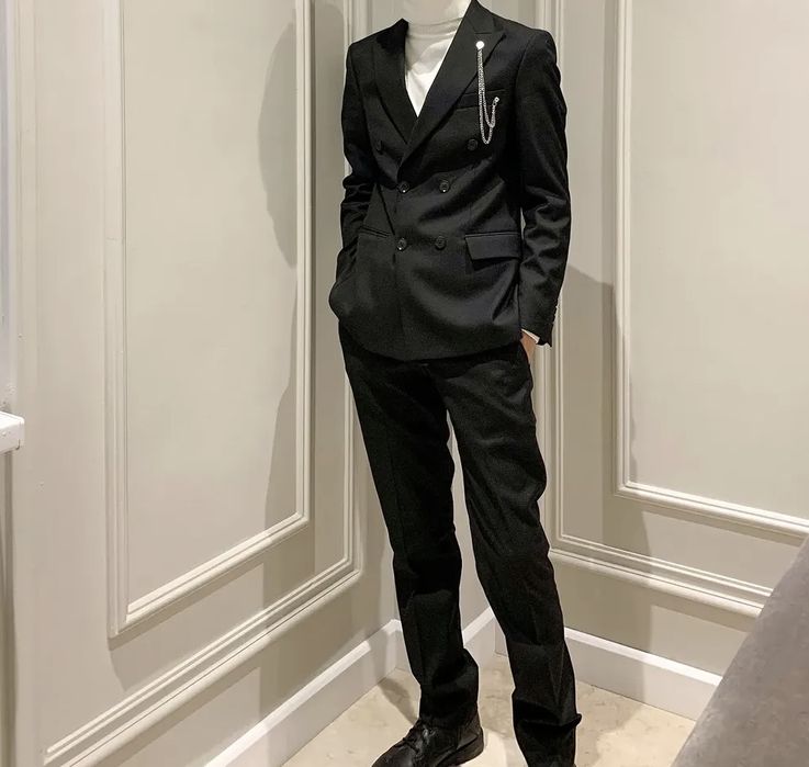 Продаётся шикарный, стильный костюм