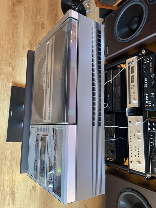 Sharp VZ-3000 – Sistemul audio cu pickup vertical, deck și radio, care redă automat ambele fețe ale vinilului