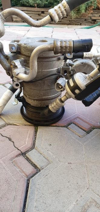 Компрессор кондиционера на Лексус RX300.