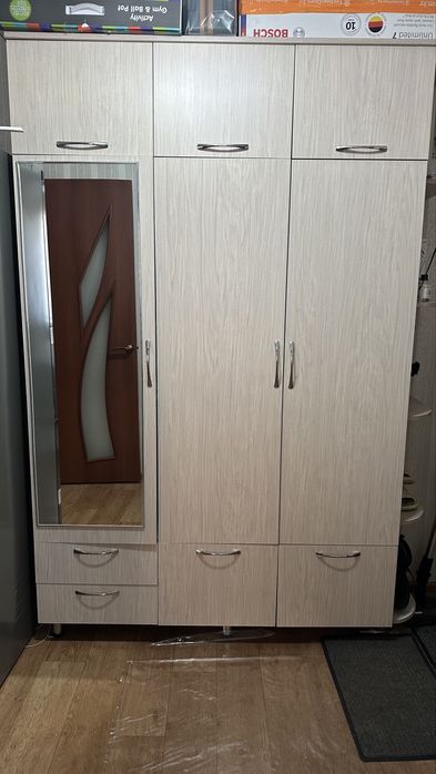 Продам прихожую с зеркалом