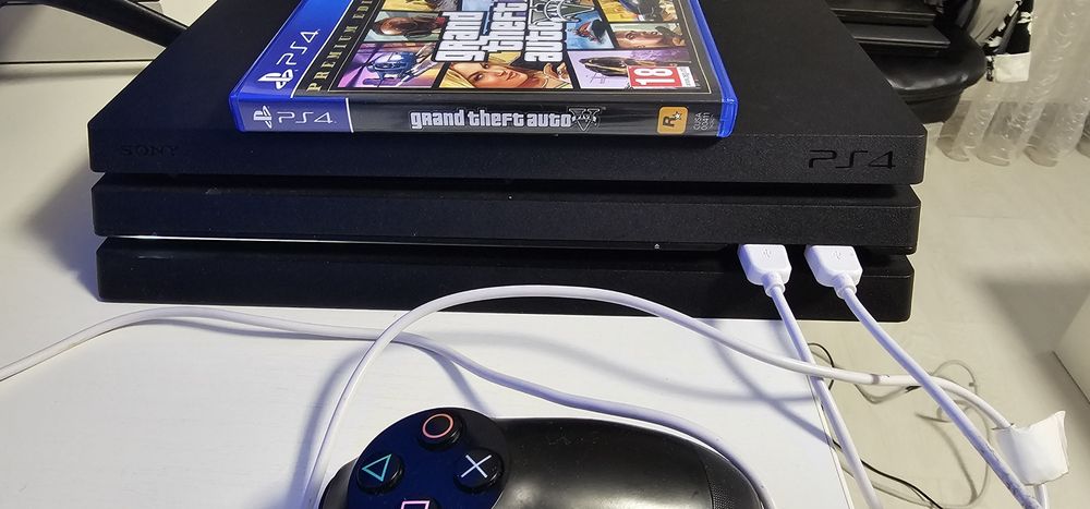 PlayStation 4 PRO cu 2 manete și joc gta 5 nou , har disk 1 tera