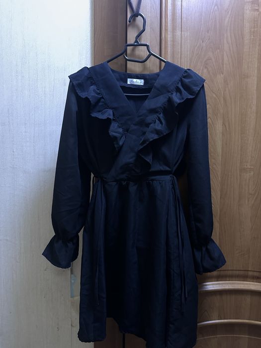 Черное платье с рюшами