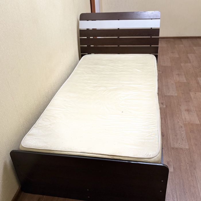Продам кровать полуторку с матрасом