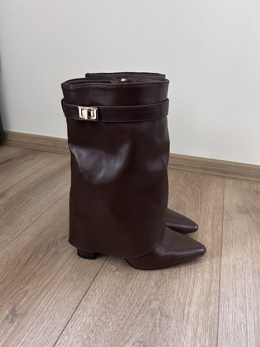 Кафяви кожени ботуши на ток