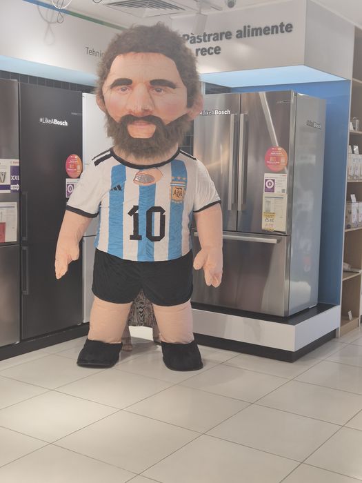 Vând mascotă gonflabilă Messi 2.6 H cu baterie si incaracto