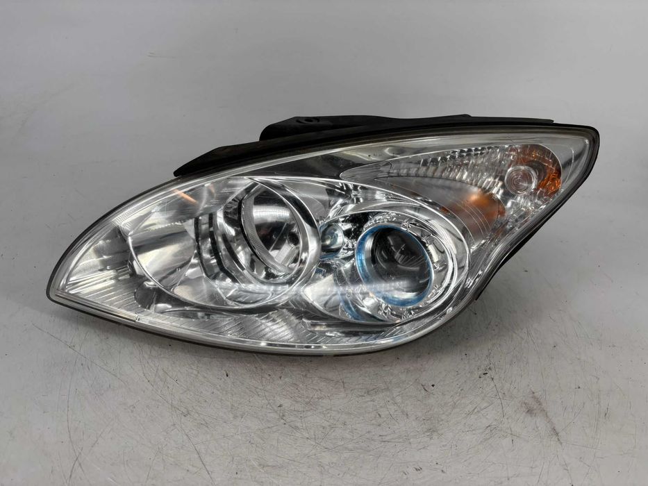 Far stanga cu lupa Hyundai I30 an 2008