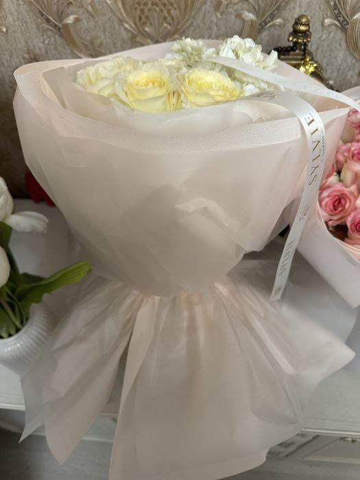 Букет из 5 роз и 1 гортензии