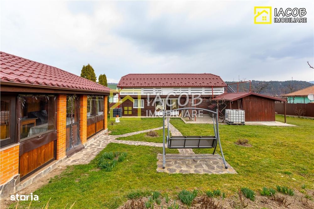 Casa, anexe, 3762 mp teren, 25000 mp padure, Comanesti, jud. Bacau