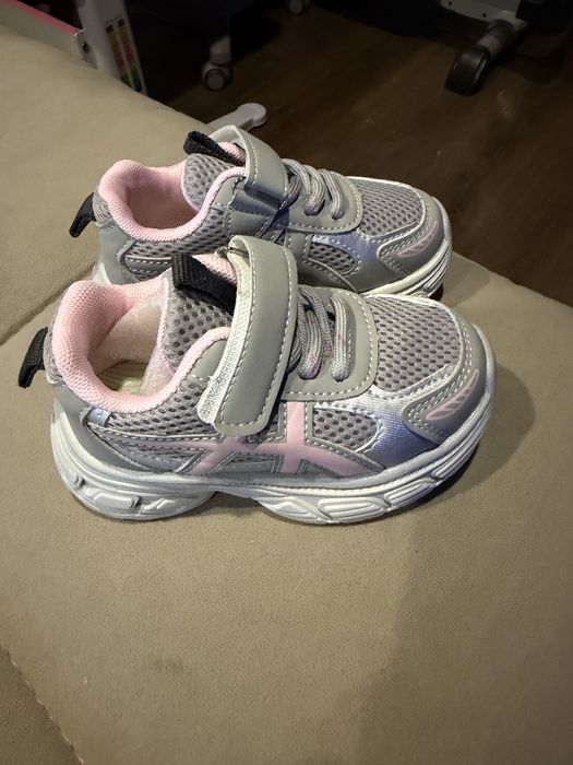 Продам новые кросовки