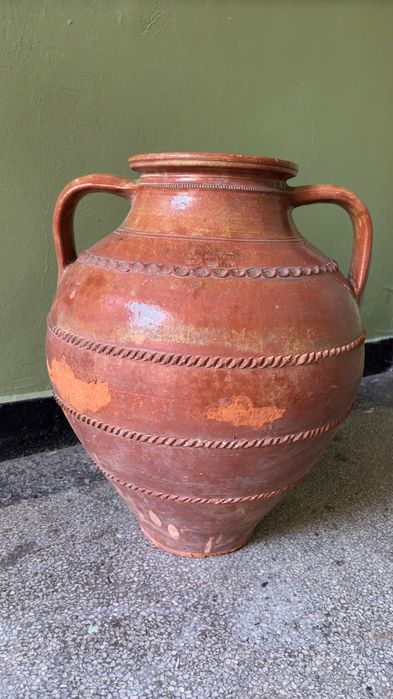 Керамична Ваза, около двадесет литра обем.
