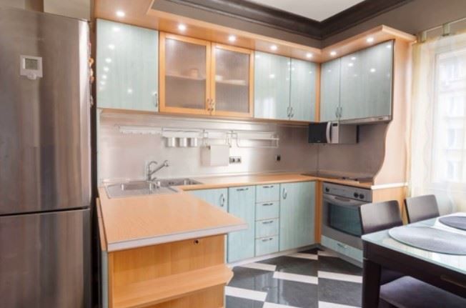 Дава се под наем Тристаен апартамент в София, Център - 72 кв.м за 1095.99 € - Снимка #2