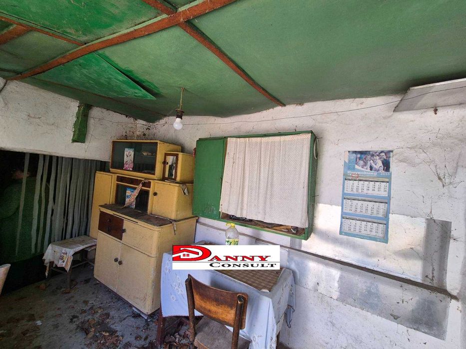 Къща на две нива с двор и кладенец в гр. Сухиндол