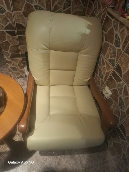 2 fotolii din piele naturală Divan Leto/Roma si o măsuțade cafea stare f bună
