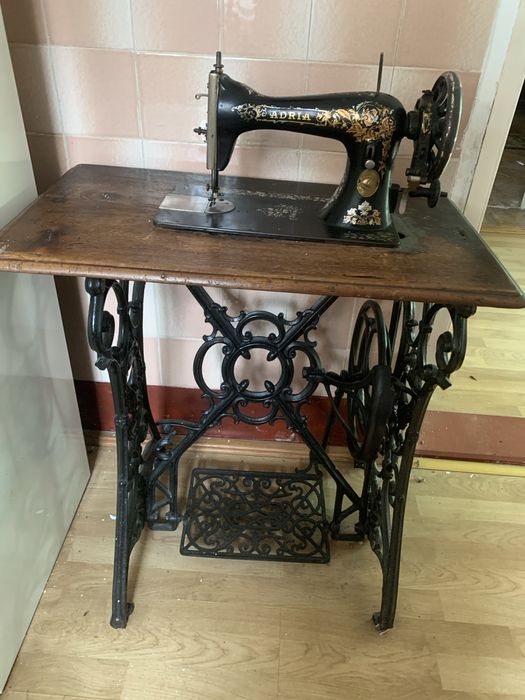 Maşină de cusut veche Adria