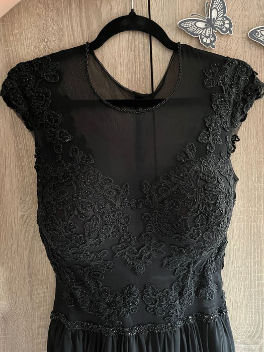 Черна абитуриентска рокля на Стоян Радичев.