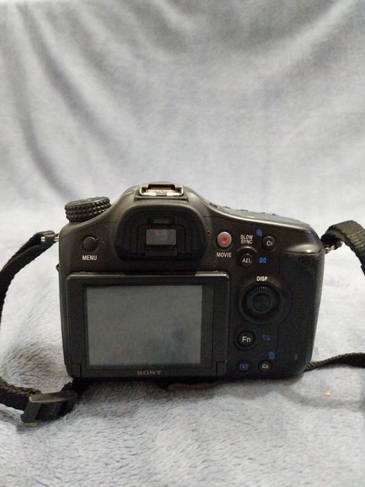 Sony A68 + obiectiv Sony 18–55 mm (obiectiv cu problemă la focalizare)