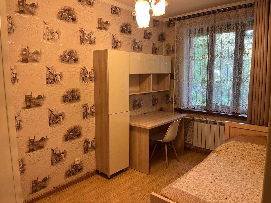 Сдается 4х комнатная в Центре,  110 школа  1200 уе.