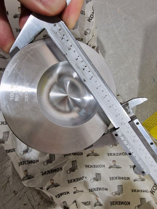 Piston echipat tractor fiat diametru 105 camera ardere într-o parte se