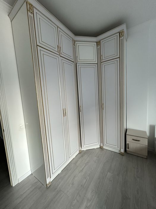Продам угловой шкаф  МДФ в спальню б/у, в отличном состоянии1
