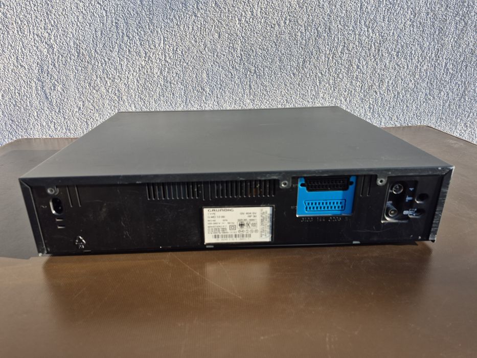 Vand video cassette recorder marca Grunding model GV404SV,Megalogic ,