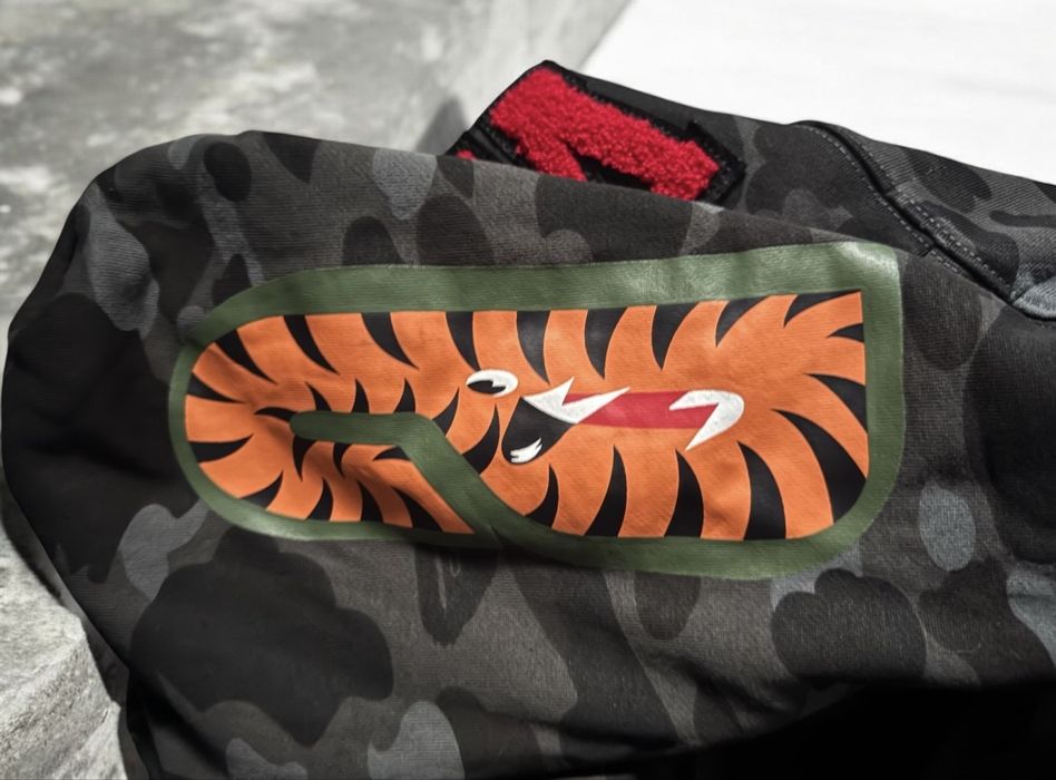 Vand hanorac bape camo original nou!