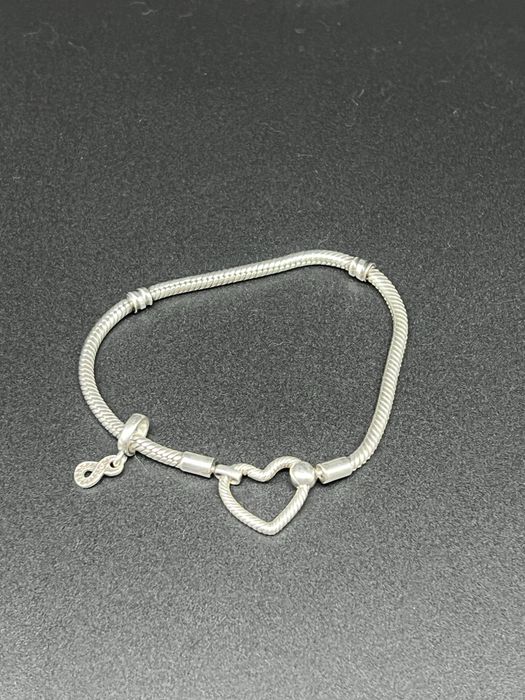 Браслет с шармом от PANDORA