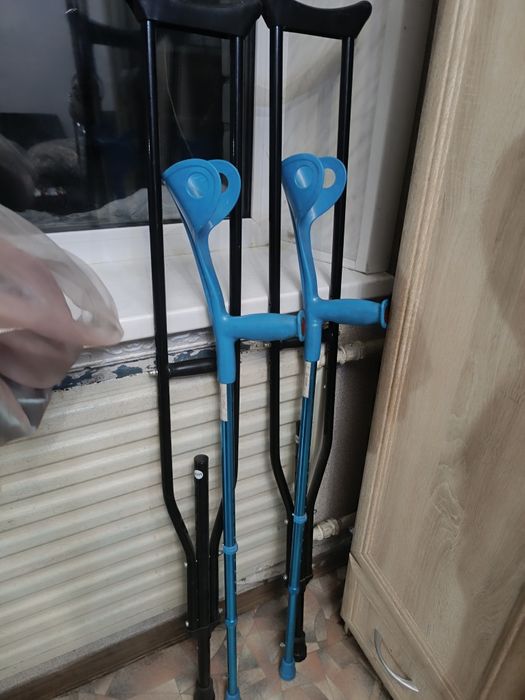 Продам недорого костыли
