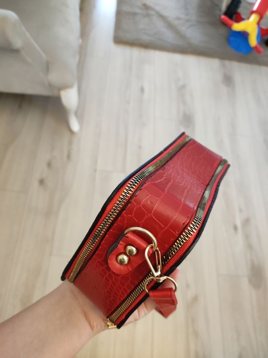 Чисто нова червена чанта