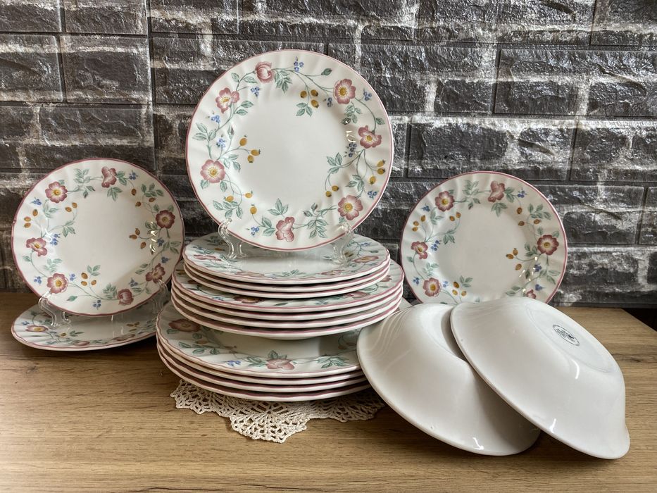 Сервиз за хранене -Churchill Staffordshire -England Briar Rose