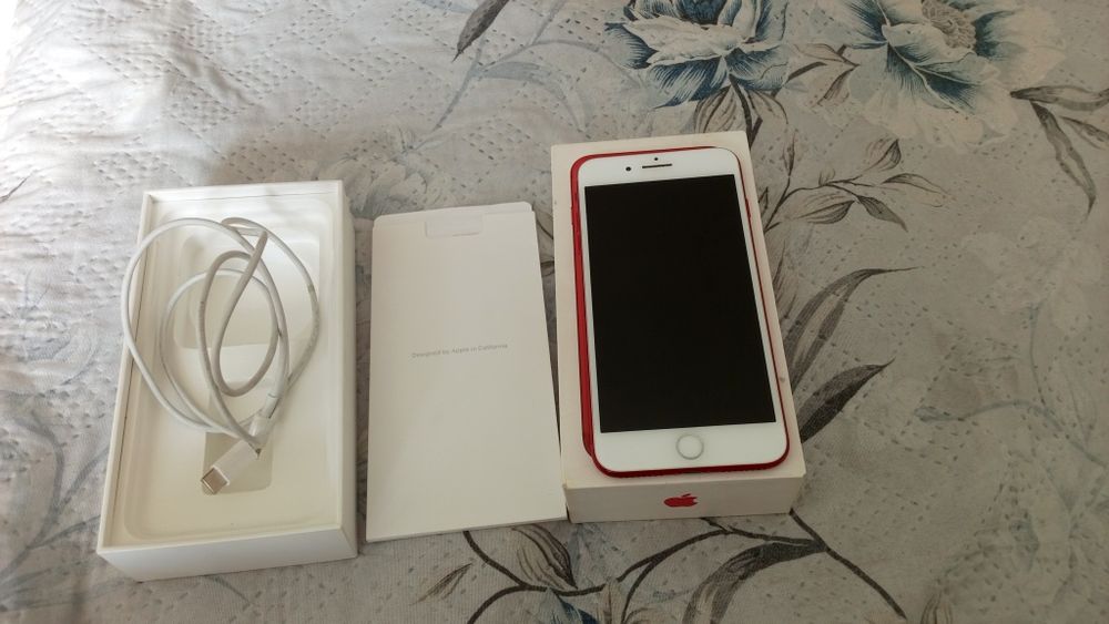 Продаю айфон 7+ красном цвете