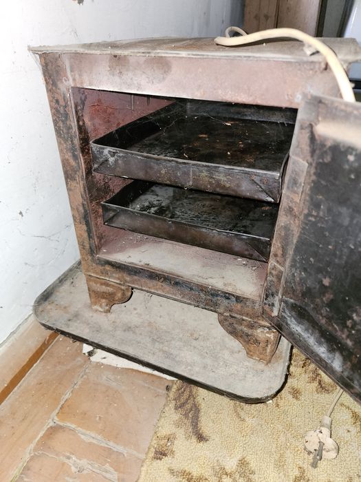 ,стол круглый,кухоный гарнтур, топчан железный ВСЕ ИЗ ДОМА