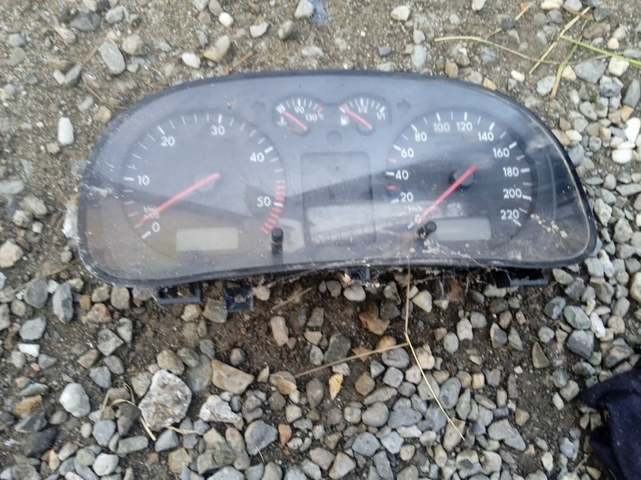 Vând farui fata Skoda Octavia 2 și ceas de Golf 4