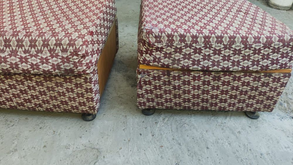 Стулья разные.пуфик