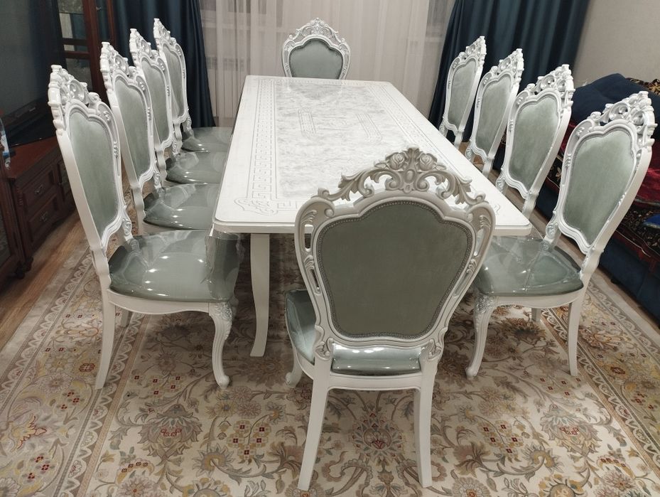 Стол и стулья Versace