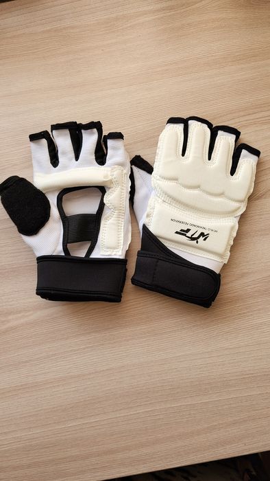 Спортивные перчатки для карате,тхэквандо ,мма.