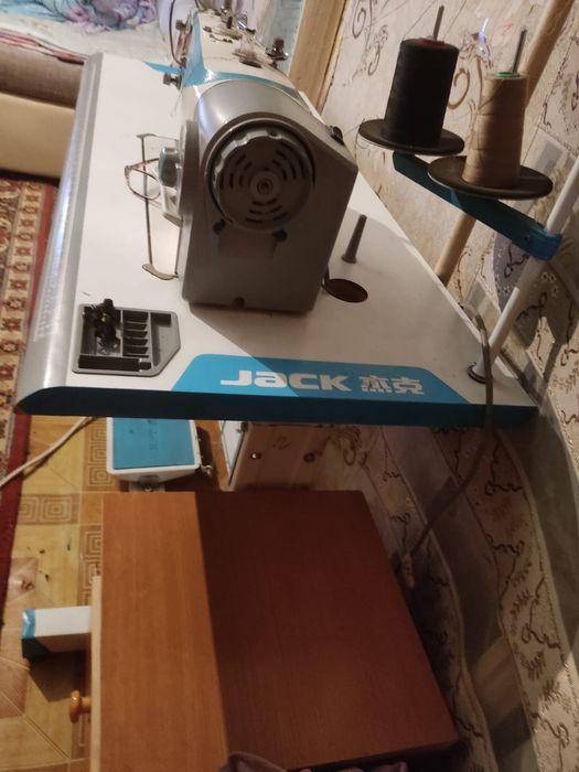 Срочно продам швейную машику
