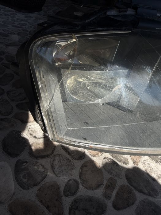 Десен фар Audi A3 8P – за части (спукано стъкло)