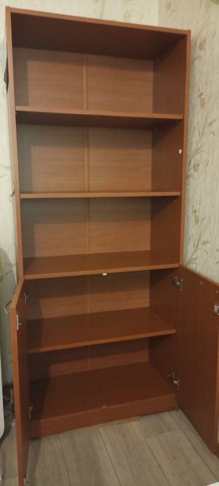 Открытый шкаф с полками