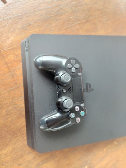 Playstation 4 Slim 1TB, с 1 джойстика и 4 игри